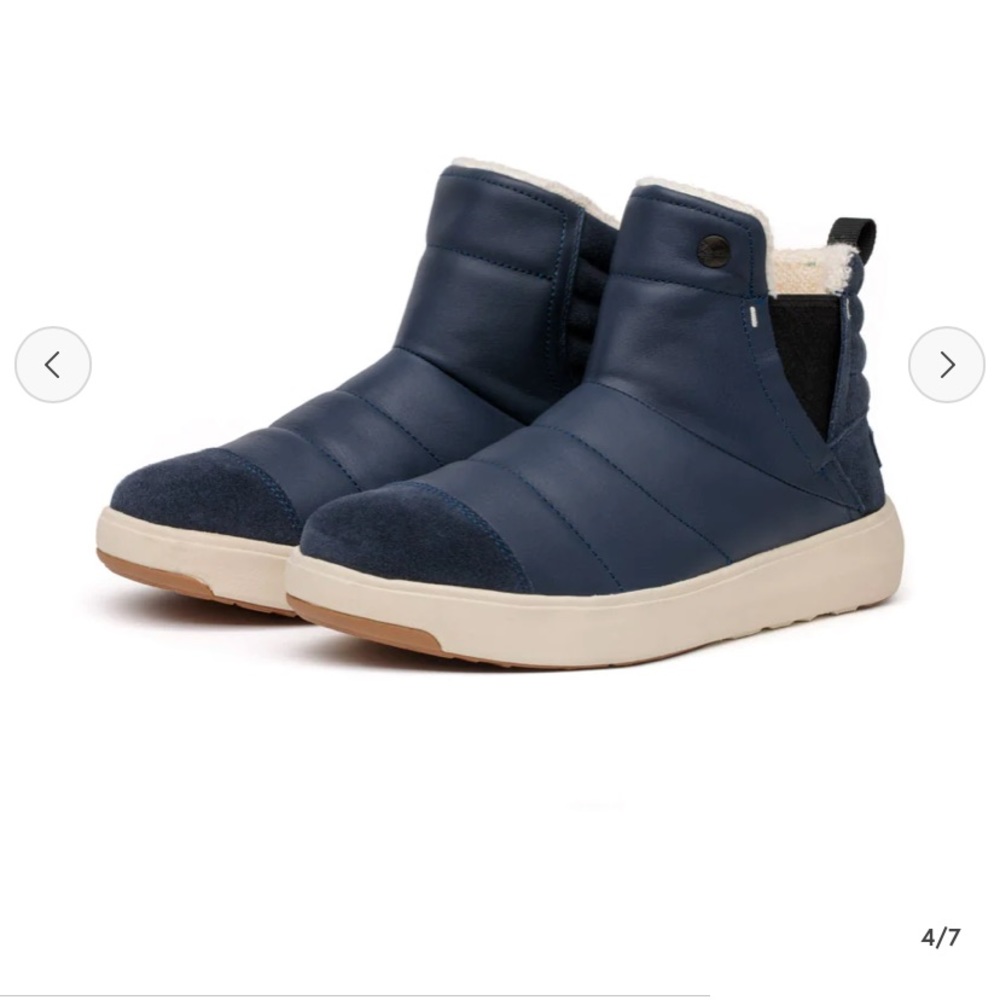 Stio Women's Winter Boots - Navy and Cream